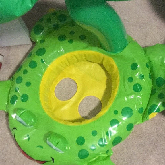 Frogged floating device for upcoming dinner or vacation - Picture 1 of 12